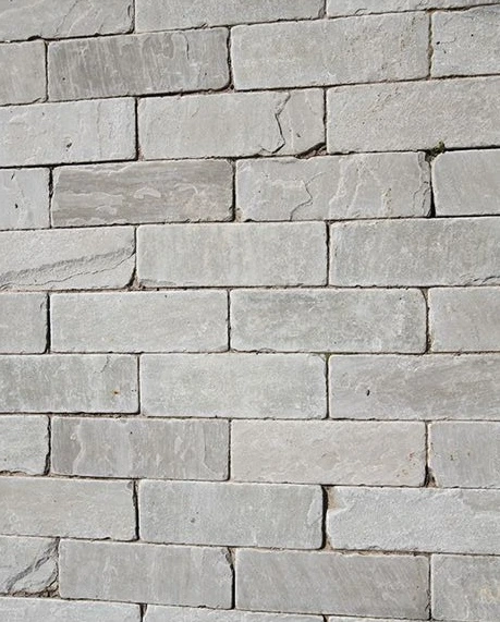 Kandla Grey natuursteen oprit aangelegd met kasseien