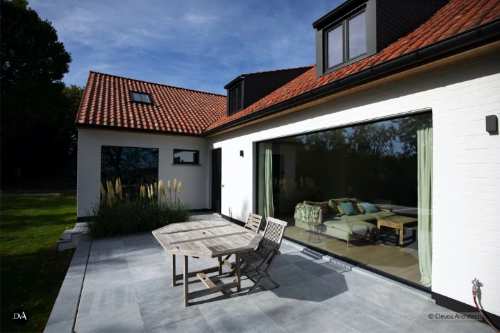 Asian Blue natuursteen toegepast op terras bij moderne woning