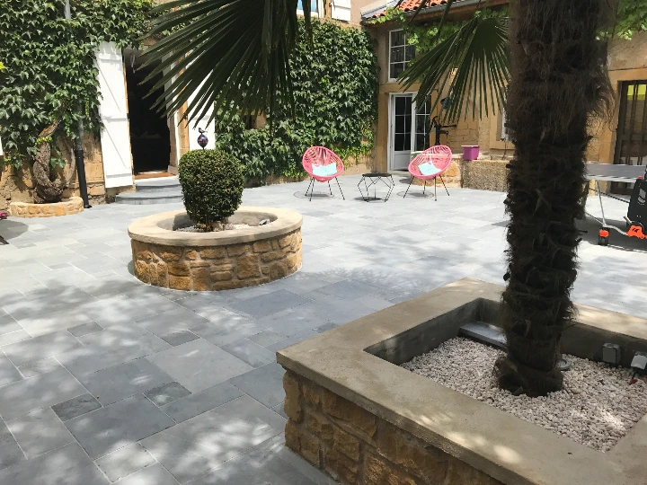 Terras aangelegd met Asian Blue natuursteen