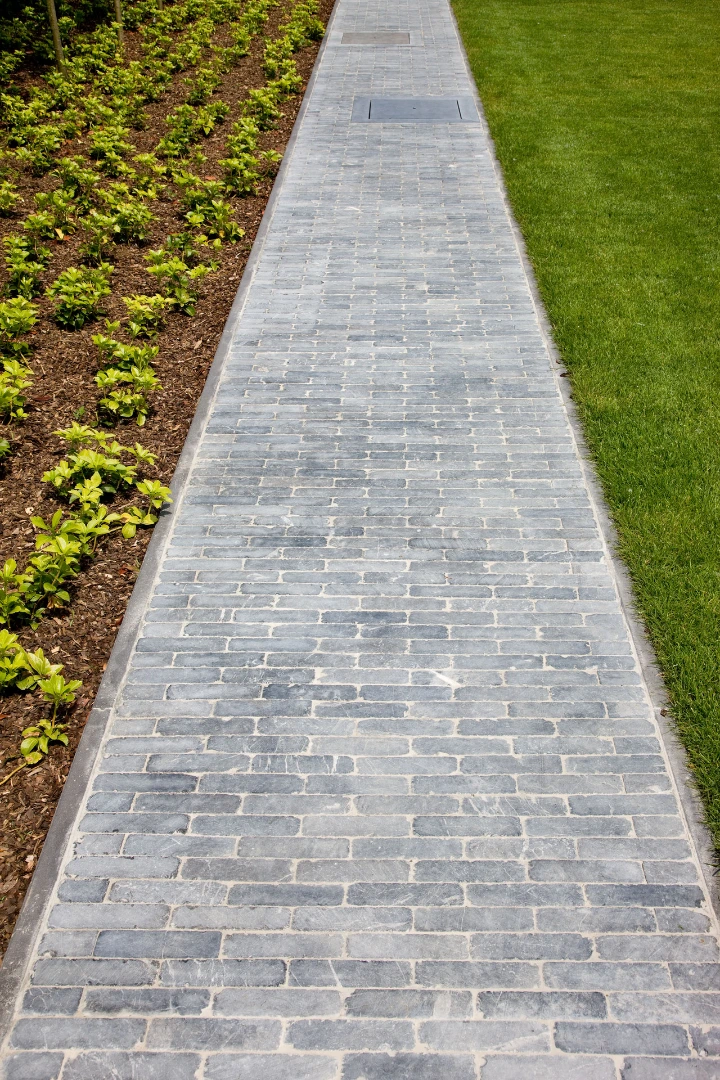 Tuinpad in Asian Blue natuursteen