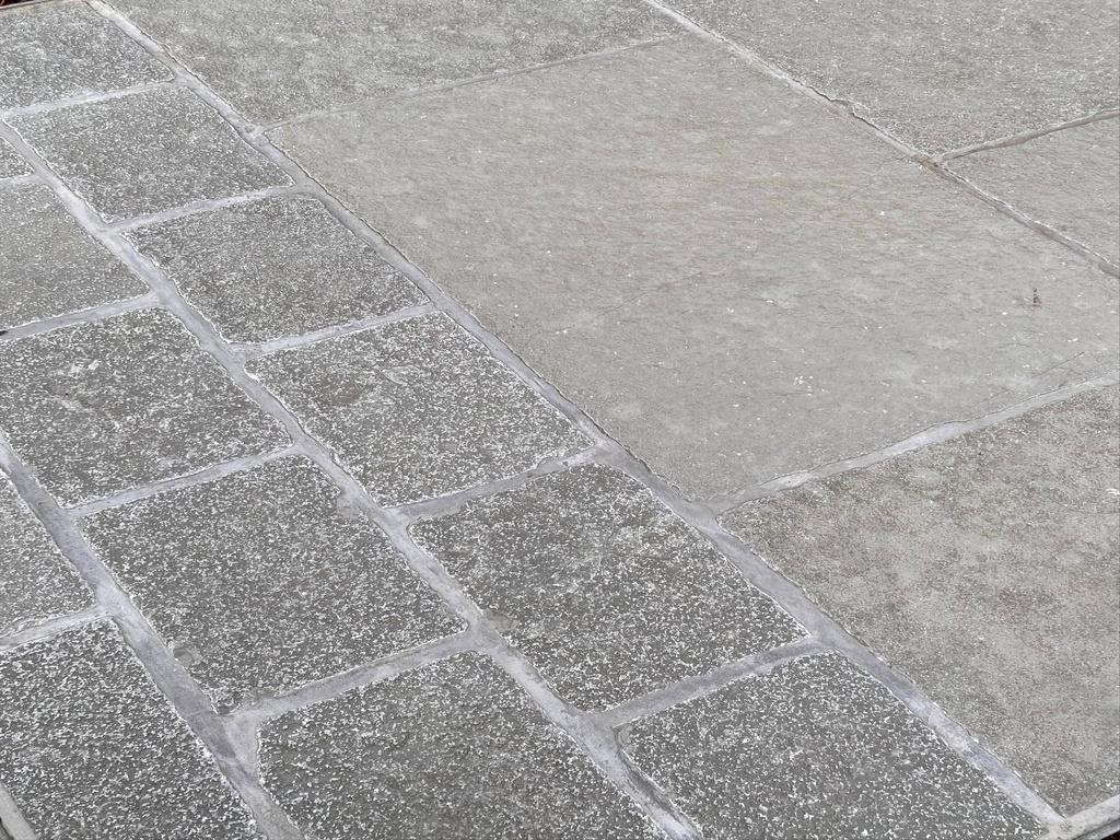 MANOIR GREY - SURFACE RUGUEUSE NATURELLE AVEC BORDS CLIVÉS